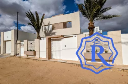 Villa TAVIRA F4 avec piscine lumineuse et d'architecte à vendre a Djerba