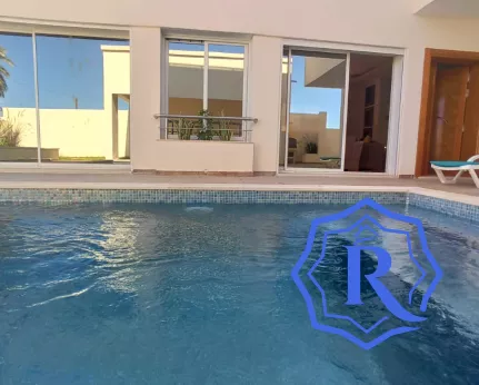 Récente villa avec piscine à vendre meublée vue mer image-1
