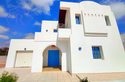 Maison d'architecte djerbienne titre bleu proche de la mer