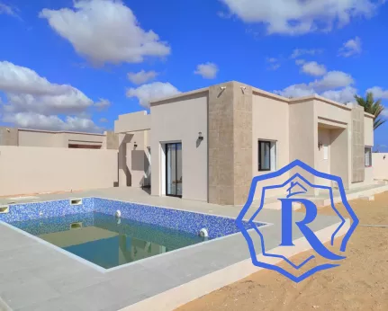 Maison plain pieds 05 pièces avec piscine titre bleu image-1
