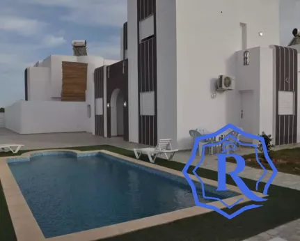 Maison avec piscine idéal pour investissement titre bleu image-19