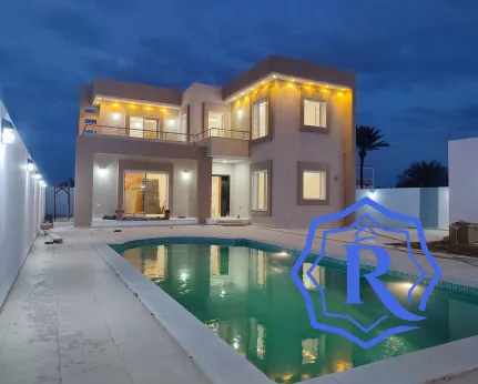 Villa Hi Me demeure avec piscine et garage à l'architecture moderne image-1