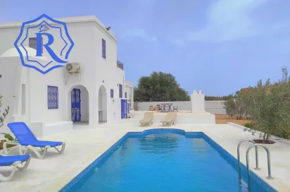 Maison Zahra avec piscine, garage proche des commodités à 07min de la plage