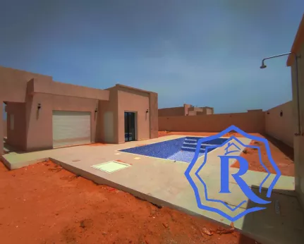 Maison plain pieds 05 pièces avec piscine, titre bleu et grand terrain image-1