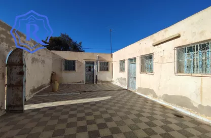 Houch typique titré à rénover avec terrain dans un quartier calme à vendre a Djerba