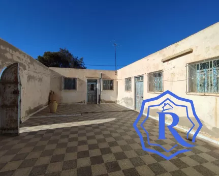 Houch typique titré à rénover avec terrain dans un quartier calme à vendre a Djerba image-1