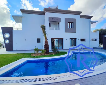 Villa FLORIDA F8 de luxe avec piscine et grand terrain image-62