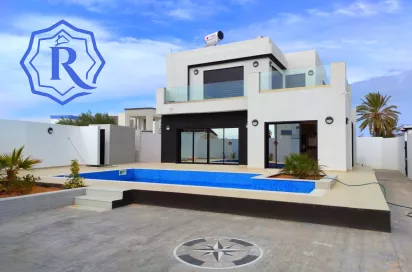 Maison ultra moderne avec piscine à vendre a Djerba
