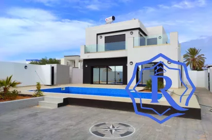 Maison ultra moderne avec piscine à vendre a Djerba