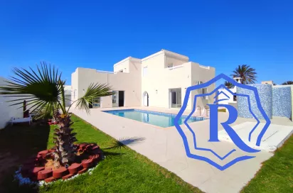 Jolie villa avec piscine vue mer titre bleu à vendre meublée