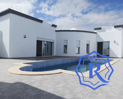 Villa avec piscine disposant d'une vue de mer image-17