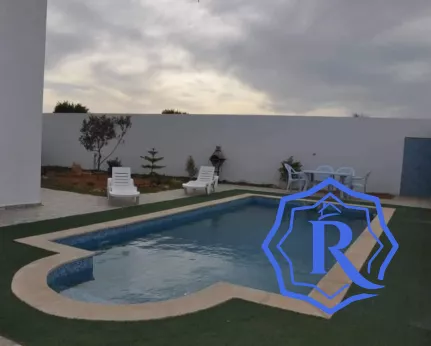 Maison avec piscine idéal pour investissement titre bleu image-6