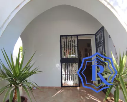 Jolie maison d'architecture plain pieds avec piscine et garage à Houmt souk image-7