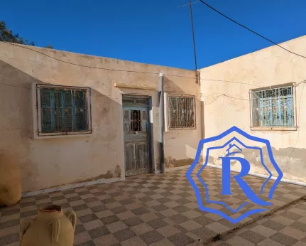 Houch typique titré à rénover avec terrain dans un quartier calme à vendre a Djerba image-4