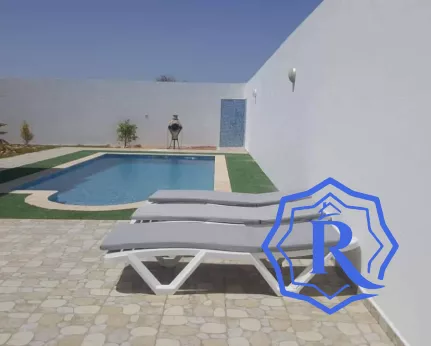 Maison avec piscine idéal pour investissement titre bleu image-9