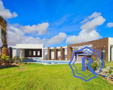 Villa FLORIDA F8 de luxe avec piscine et grand terrain image-21