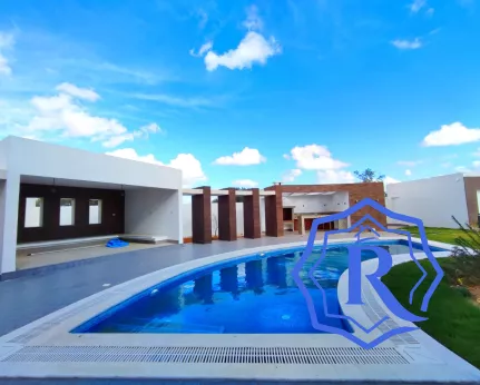 Villa FLORIDA F8 de luxe avec piscine et grand terrain image-37