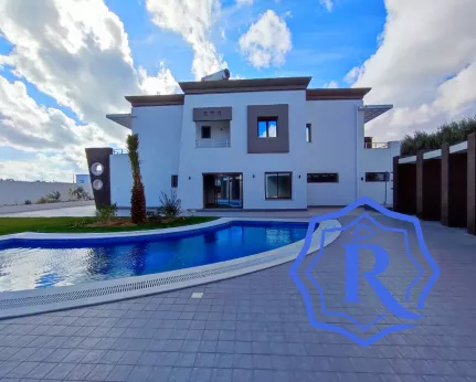 Villa FLORIDA F8 de luxe avec piscine et grand terrain image-11