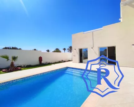 Jolie villa avec piscine vue mer titre bleu à vendre meublée image-19