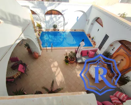 Jolie maison d'architecture plain pieds avec piscine et garage à Houmt souk image-24