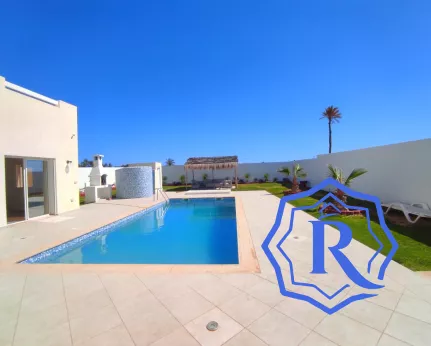 Jolie villa avec piscine vue mer titre bleu à vendre meublée image-9