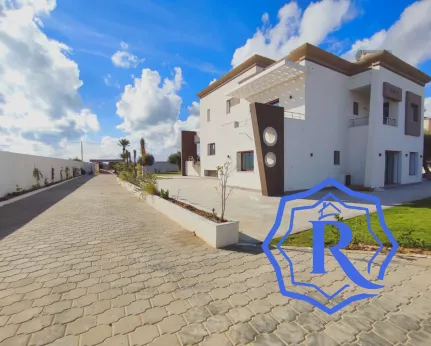 Villa FLORIDA F8 de luxe avec piscine et grand terrain image-25