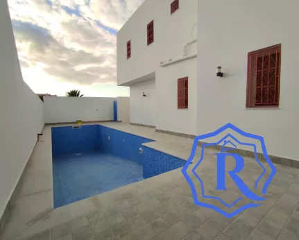 Maison blindé construction en pierre avec piscine et garage à vendre image-18
