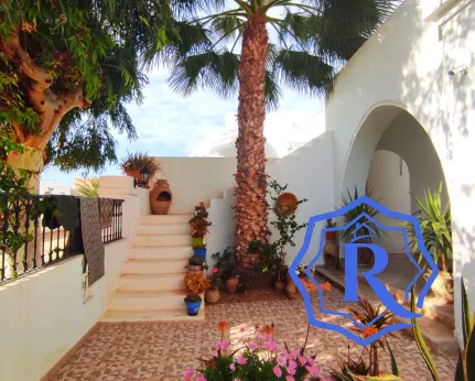 Jolie maison d'architecture plain pieds avec piscine et garage à Houmt souk image-38