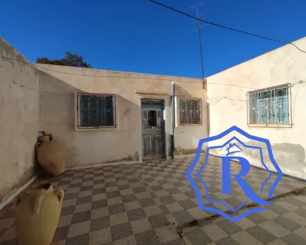 Houch typique titré à rénover avec terrain dans un quartier calme à vendre a Djerba image-13