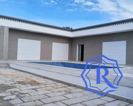 Villa moderne avec piscine à vendre en zone urbaine image-8
