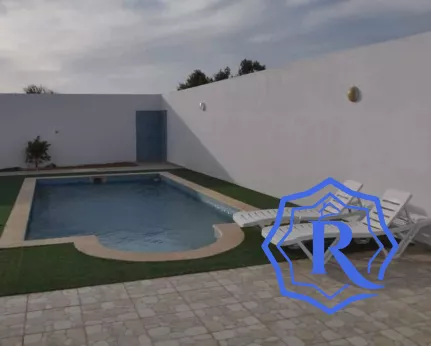 Maison avec piscine idéal pour investissement titre bleu image-13