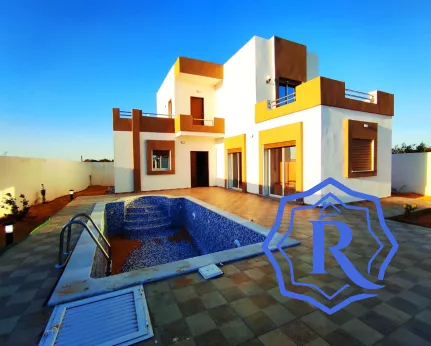 Maison avec piscine à vendre titre bleu image-2