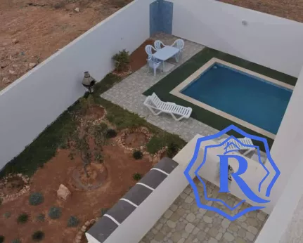 Maison avec piscine idéal pour investissement titre bleu image-12