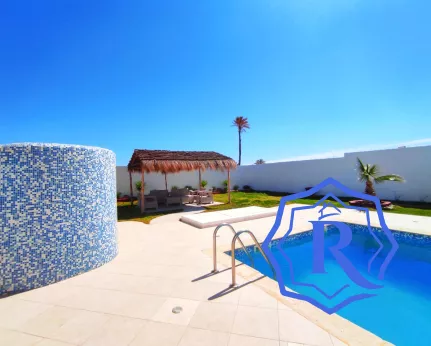Jolie villa avec piscine vue mer titre bleu à vendre meublée image-18