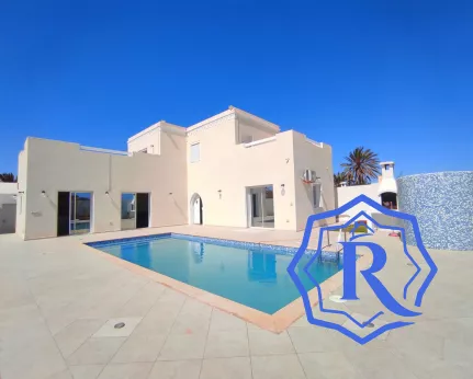 Jolie villa avec piscine vue mer titre bleu à vendre meublée image-16