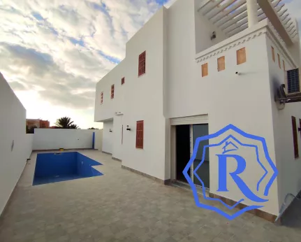 Maison blindé construction en pierre avec piscine et garage à vendre image-19