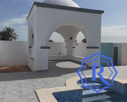 Villa avec piscine disposant d'une vue de mer image-15