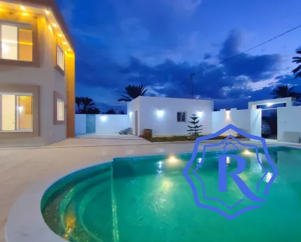Villa Hi Me demeure avec piscine et garage à l'architecture moderne image-2