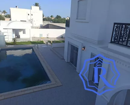 Maison avec piscine et jardin image-11