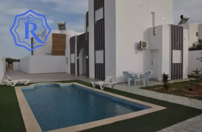 Maison avec piscine idéal pour investissement titre bleu