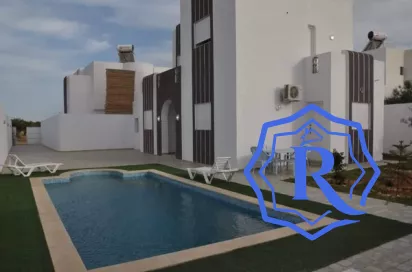 Maison avec piscine idéal pour investissement titre bleu