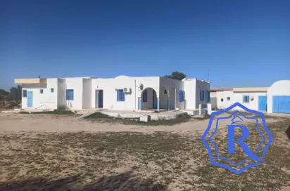 Grand maison en pierre 06 pièces implanté sur 2058 m2 en zone Urbaine Midoun
