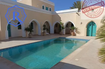 Impressionnante villa en L avec piscine en zone touristique