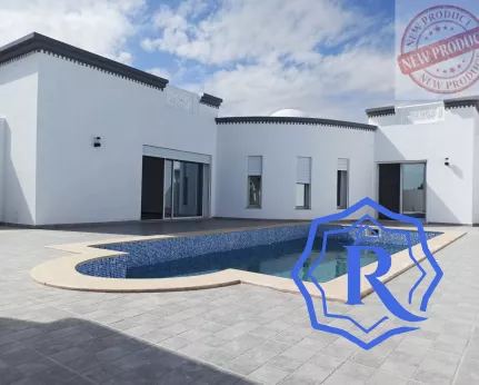 Villa avec piscine disposant d'une vue de mer image-16