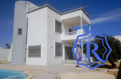Fastueuse villa avec piscine disposant d'une vue de mer