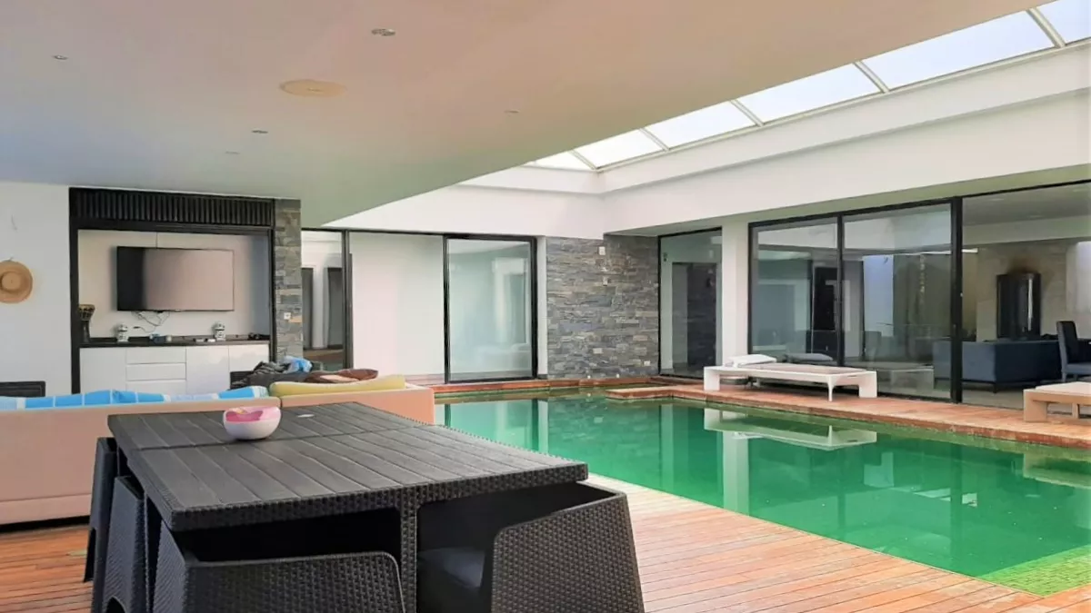 فيلا فاخرة مع حديقة ومسبح مدفأ في حمامات الشمال، نابل