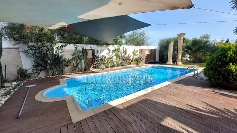 Luxuriöse Erdgeschosswohnung zur Miete in Gammarth: Komfort und Stil