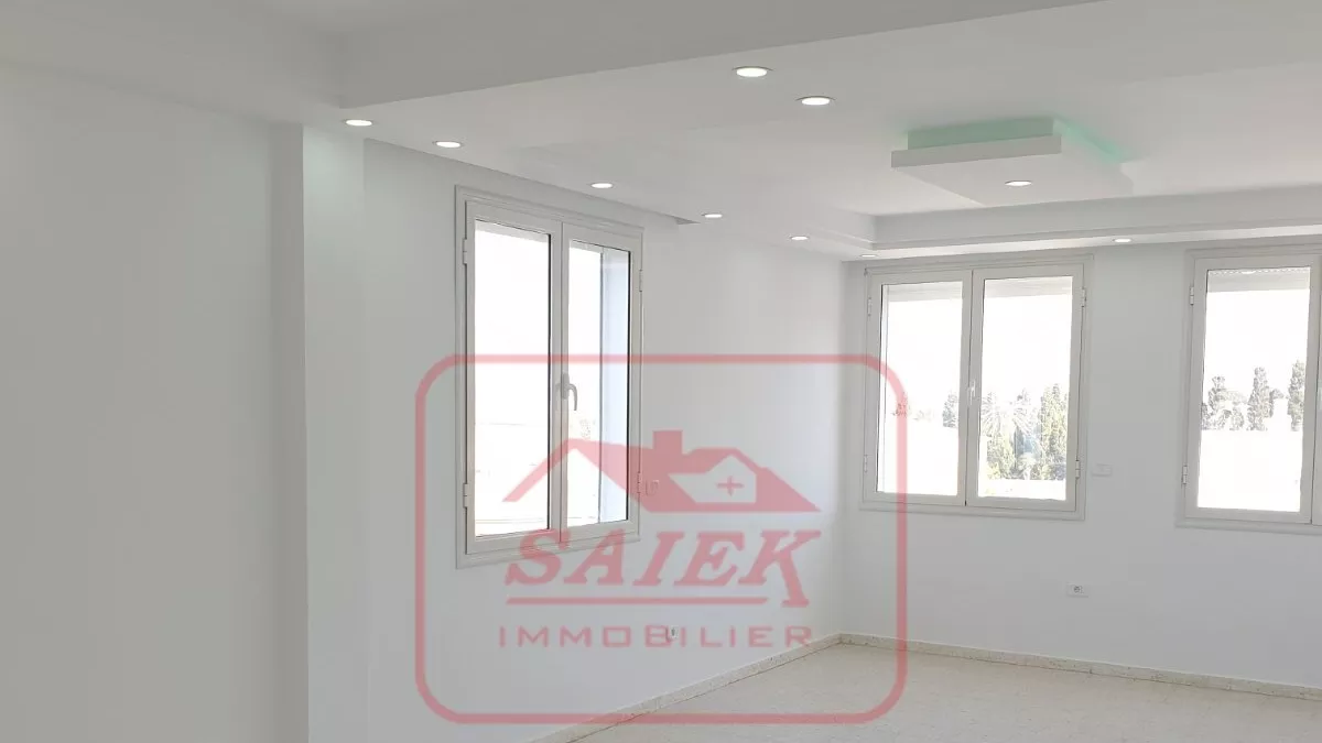 Lusso Villa Piano per Affitto a La Corniche, Bizerte: Eleganza e Comfort