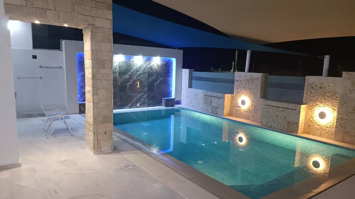 فيلا فاخرة مع مسبح على الواجهة البحرية في كلية دار علوش