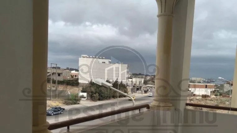 شقة فسيحة للكراء في حي الصيد – بيزرت